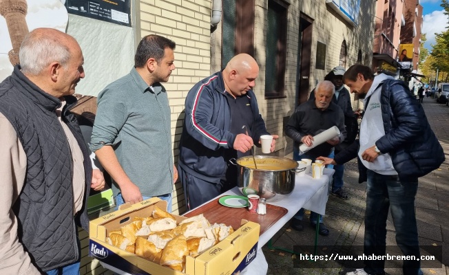 Bremen Mevlana Camisi evsizlere sıcak çorba dağıttı