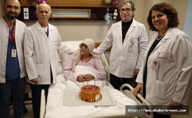 111 yaşında pasta kesti