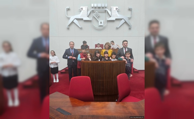 Bremen'de çocuklar meclis binasını gezdi