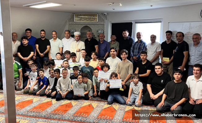 Delmenhorst Mevlana Camii’nde Veda ve Öğrencilere Takdir Töreni