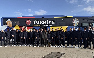 Almanya'ya gelen  Milli Takımımızı  Büyükelçi Şen karşıladı