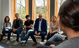 Bremen Başbakanı Bovenschulte ırkçılığın olmadığı okulu ziyaret etti