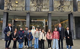 Bremen'de 23 Nisan Coşkusu: Minikler Bremen Meclisini Gezdiler