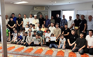 Delmenhorst Mevlana Camii’nde Veda ve Öğrencilere Takdir Töreni